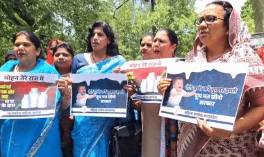 दूध के दाम बढ़ने पर महिला कांग्रेस का प्रदर्शन:अध्यक्ष बोलीं- ऐसा समय आएगा, जब बच्चों को पोलियो ड्रॉप की तरह दूध पिलाया जाएगा