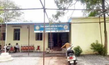 छुईखदान के न्यायालय परिसर में सहकारी बैंक का संचालन