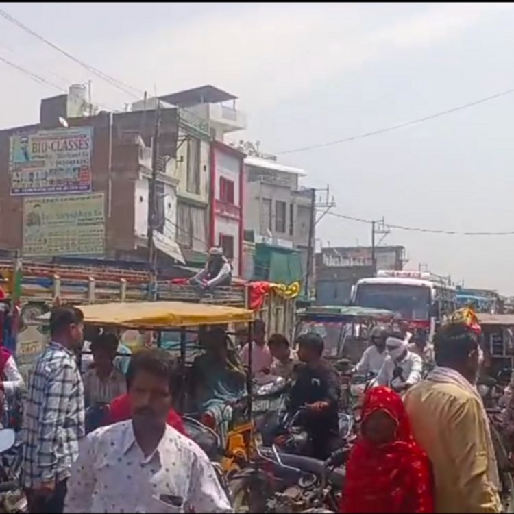 संकरी सड़कें, अतिक्रमण और भारी वाहनों से जाम:जौरा में NH-552 बना जाम का गढ़, रोजाना घंटों जाम में फंस रहे वाहन, यात्री परेशान