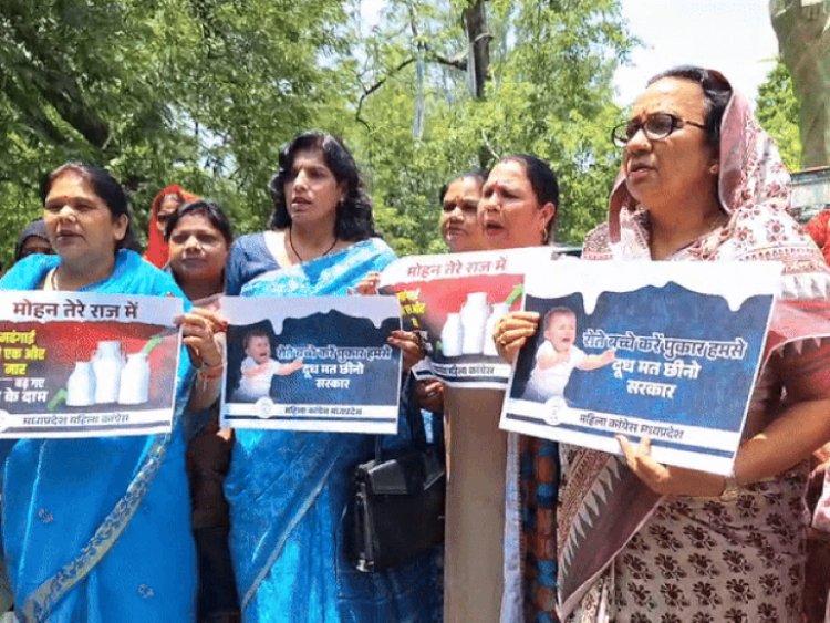दूध के दाम बढ़ने पर महिला कांग्रेस का प्रदर्शन:अध्यक्ष बोलीं- ऐसा समय आएगा, जब बच्चों को पोलियो ड्रॉप की तरह दूध पिलाया जाएगा