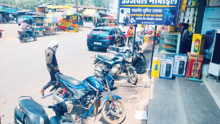 प्रतापपुर नपं के कई स्थानों में नाली की बदहाली, बस स्टैंड क्षेत्र में गंदा पानी बहता है सडक़ पर