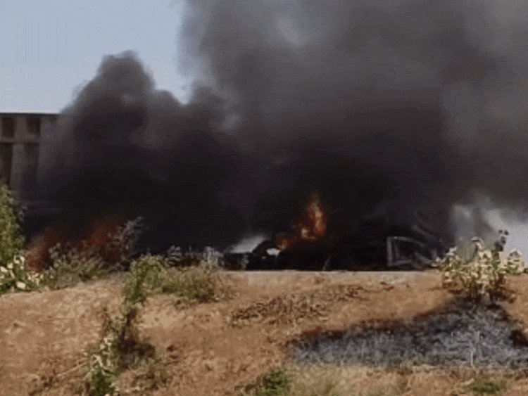 मुरैना में धधकते कंटेनर से कूदा ड्राइवर, बाल-बाल बची जान:दमकल ने आधे घंटे में बुझाई आग, वाहन और उसमें रखा सामान पूरी तरह नष्ट