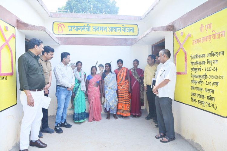 प्रमुख सचिव सोनमणि बोरा पहुंचे विशेष पिछड़ी जनजाति पहाड़ी कोरवा बस्ती, पीएम आवासों का निरीक्षण