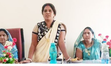 आंवराडबरी में प्रशासन की तर्ज पर सरपंच ने ली बैठक, कहा-ग्रामीणों की सुविधा अनुसार काम करेंगे