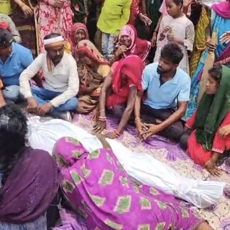 कटनी में पहले मिलकर शराब पी, फिर पीट-पीटकर मार डाला:सड़क पर लाश रखकर बैठे परिजन, बोले- अब तो शराब की दुकान बंद कराओं 'सरकार'