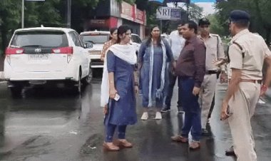 बारिश के बीच ट्रैफिक व्यवस्था देखने पहुंचे कलेक्टर:भोपाल में लेफ्ट टर्न, ब्लैक स्पॉट देखें; अफसरों से समझी खामियां