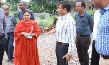 नीमच की झुग्गी बस्तियों में जाकर लोगों से मिले कलेक्टर:सड़क, बिजली और नाली की समस्याओं पर की चर्चा; अधिकारियों को दिए निर्देश