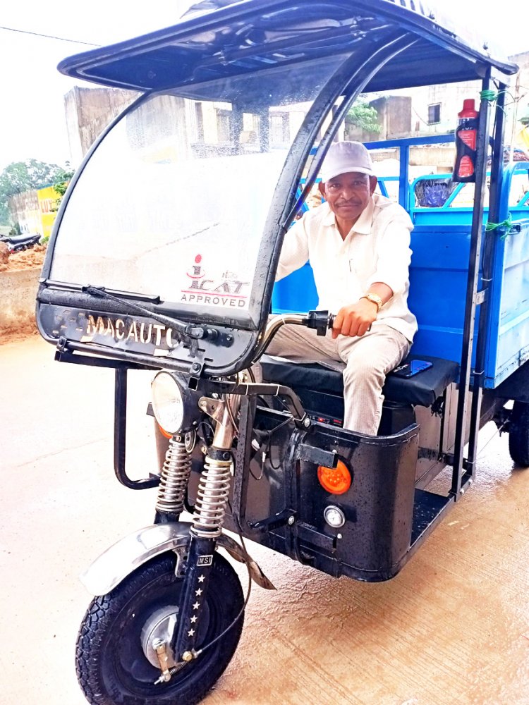 इलेक्ट्रिक ऑटो से राष्ट्रभक्ति गीत सुनाते सफाई व पौधे लगाने प्रोत्साहित कर रहे पार्षद