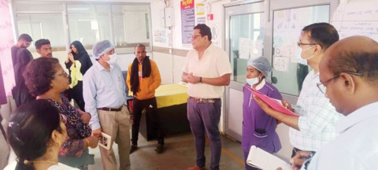 कलेक्टर ने किया जिला अस्पताल का निरीक्षण, स्वास्थ्य सुविधाओं में सुधार के निर्देश