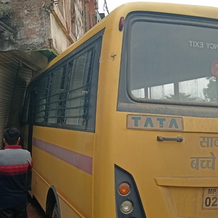 कोतमा में स्कूल बस मकान में घुसी:सरस्वती स्कूल की बस बेकाबू, चालक फरार; बच्चे नहीं थे सवार