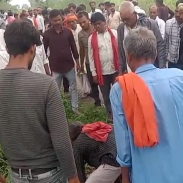 जबलपुर में महिला का सड़क किनारे किया अंतिम संस्कार:ग्रामीण बोले- गांव में मुक्तिधाम नहीं, 30 सालों से ऐसे हालात; पंचायत सीईओ ने मांगी रिपोर्ट