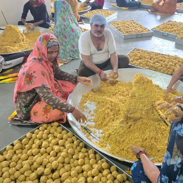 महाकाल मंदिर में बिकी 87 क्विंटल लड्डू प्रसादी:नागचंद्रेश्वर में 24 घंटे में 8.66 लाख भक्तों ने किए दर्शन, 41 लाख के लड्डू ले गए साथ