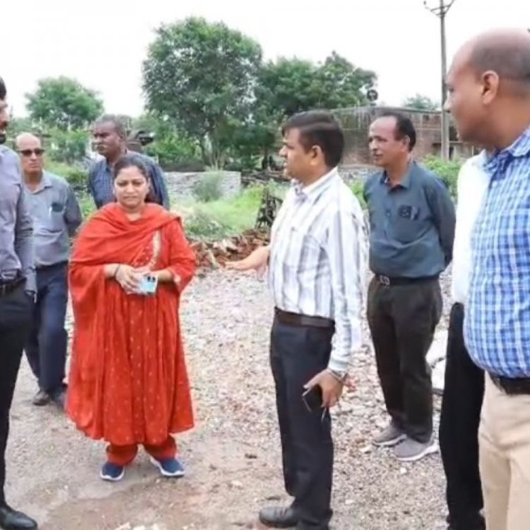 नीमच की झुग्गी बस्तियों में जाकर लोगों से मिले कलेक्टर:सड़क, बिजली और नाली की समस्याओं पर की चर्चा; अधिकारियों को दिए निर्देश
