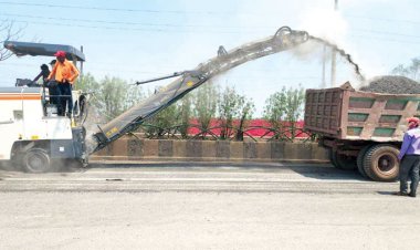 सडक़ के ऊपर सडक़, सडक़ ऊंची-प्लिंथ नीची, बरसात का पानी तो घुसेगा ही