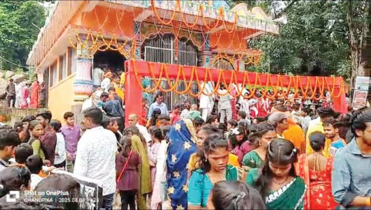 सावन के अंतिम सोमवार को शिवपुर धाम में उमड़ा आस्था का सैलाब, अर्धनारीश्वर बाबा का किया जलाभिषेक