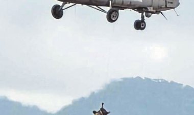 12 घंटे से शबरी नदी में फंसे ग्रामीण को वायुसेना व जिला प्रशासन ने सुरक्षित निकाला