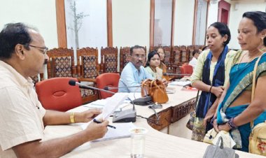 कलेक्टर जनदर्शन में सुनीं समस्याएं