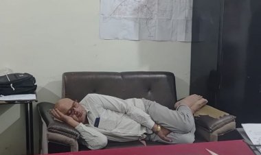 CMHO कार्यालय के भीतर आराम फरमाते नजर आए लेखापाल:कांग्रेस ने बताया सरकारी दामाद, रीवा में साथी कर्मचारियों ने वायरल की तस्वीरें