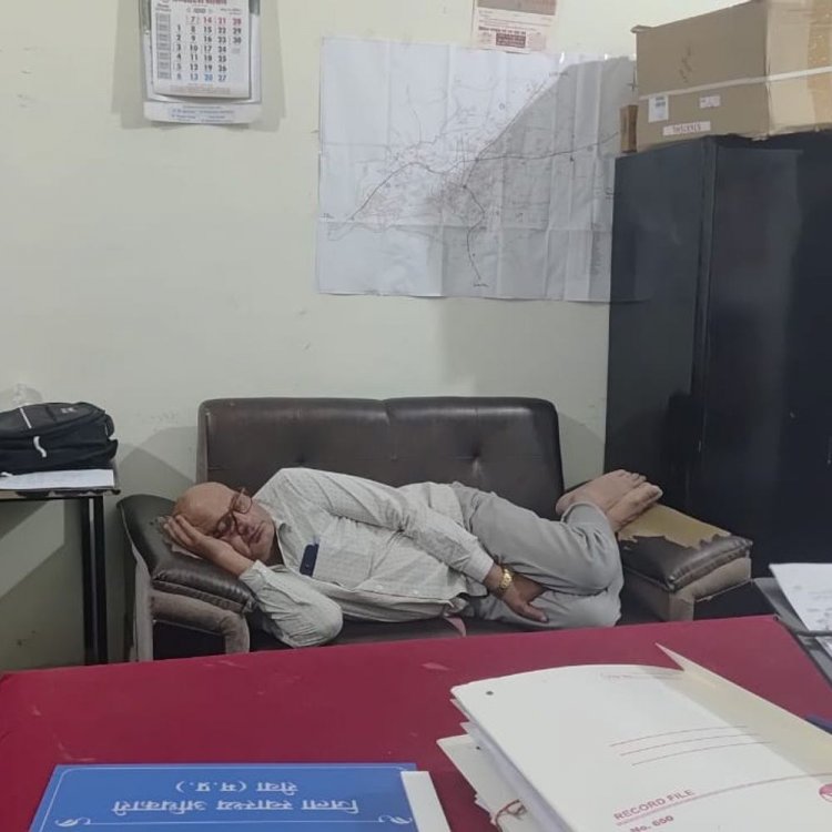 CMHO कार्यालय के भीतर आराम फरमाते नजर आए लेखापाल:कांग्रेस ने बताया सरकारी दामाद, रीवा में साथी कर्मचारियों ने वायरल की तस्वीरें