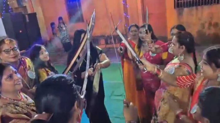 नवरात्र में डांडिया छोड़ तलवार लेकर डांस, महिलाओं का अनोखा जलवा, वीडियो वायरल