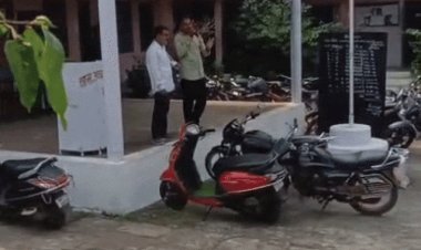 टीचर बोला-मैं भी स्कूल नहीं आऊंगा, आप(स्टूडेंट्स) भी न आएं:कटनी में महिला शिक्षक पर कार्रवाई की मांग, हॉस्टल का नल कनेक्शन काटने पर हुआ था विवाद