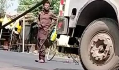 राजगढ़ में डेढ़ घंटे तक चला नशेड़ी का ड्रामा:कभी साइकिल बीच सड़क पर खड़ी की, तो कभी ट्रक पर लटकने लगा