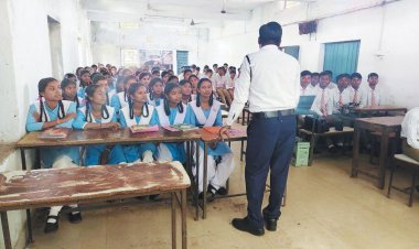 सार्वजनिक स्थानों पर बैनर-पोस्टर लगाकर जनजागरूकता का संदेश