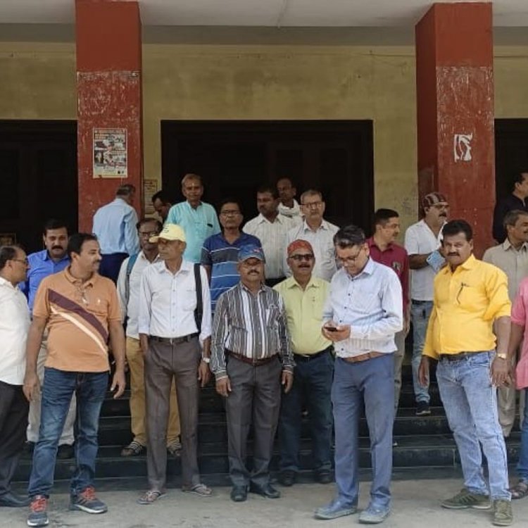 रानी दुर्गावती विश्वविद्यालय में 26 दिन बाद कामकाज बहिष्कार समाप्त:कर्मियों को मिला 30 दिन का लिखित आश्वासन