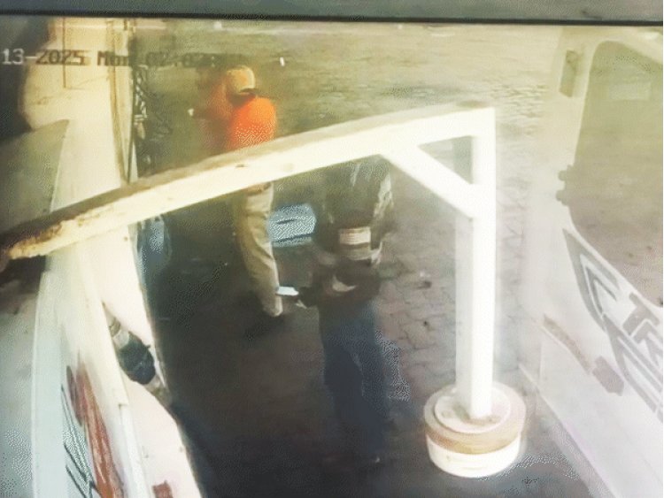 पेट्रोल पंप पर खड़े-खड़े गिरा ड्राइवर, मौत:सुबह गाड़ी में पेट्रोल भरवाने पहुंचा था,साइलेंट अटैक की आशंका