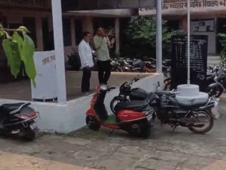 टीचर बोला-मैं भी स्कूल नहीं आऊंगा, आप(स्टूडेंट्स) भी न आएं:कटनी में महिला शिक्षक पर कार्रवाई की मांग, हॉस्टल का नल कनेक्शन काटने पर हुआ था विवाद