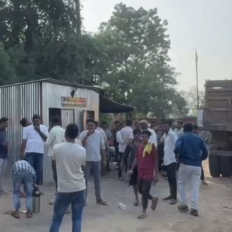 आलीराजपुर में डंपर मालिकों, चालकों ने किया विरोध प्रदर्शन:ठेकेदार पर एफआईआर दर्ज कराने की धमकी देने और वैध रॉयल्टी पास न देने का आरोप