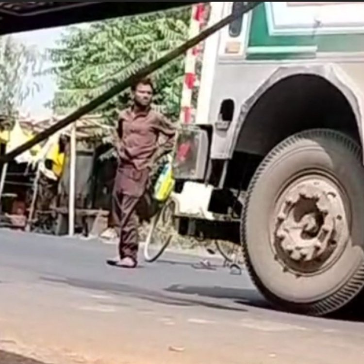 राजगढ़ में डेढ़ घंटे तक चला नशेड़ी का ड्रामा:कभी साइकिल बीच सड़क पर खड़ी की, तो कभी ट्रक पर लटकने लगा