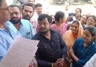 देवास में स्कूलों के ऊपर से गुजर रही 33केवी लाइन:हटाने की मांग पर प्रदर्शन, रहवासी बोले- बार-बार फाल्ट से खतरा