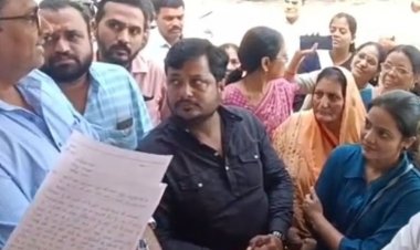 देवास में स्कूलों के ऊपर से गुजर रही 33केवी लाइन:हटाने की मांग पर प्रदर्शन, रहवासी बोले- बार-बार फाल्ट से खतरा