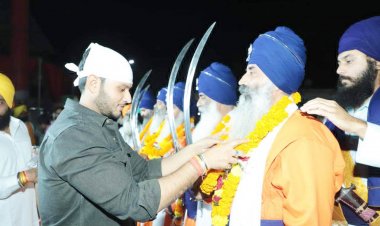 गुरुनानक जयंती पर निकली शोभायात्रा का नपाध्यक्ष ने किया स्वागत