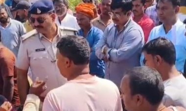 अदानी पावर प्लांट के खिलाफ ग्रामीणों का प्रदर्शन:मजदूरी और रोजगार न मिलने पर उमर्दा में नारेबाजी