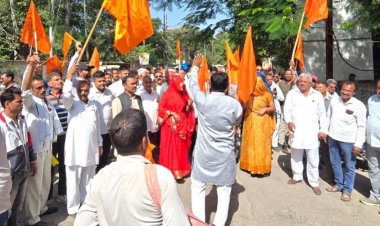 उज्जैन में किसान सांसद-विधायक के घर ढोल लेकर पहुंचे:लैंड पुलिंग के विरोध में प्रदर्शन, चेतावनी दी- हजारों किसान उज्जैन में डेरा डालेंगे