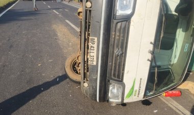 इंदौर-अहमदाबाद हाईवे पर तीन वाहन टकराए:झाबुआ के पास आगे चल रहे ट्रक की टक्कर से बेकाबू होकर भीड़े; बाधित हुआ ट्रैफिक