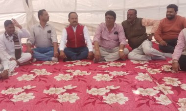 विदिशा नगर पालिका के खिलाफ भाजपा पार्षदों का धरना:बोले- विकास कार्य ठप, भ्रष्टाचार और मनमानी हो रही; भूख हड़ताल की चेतावनी दी