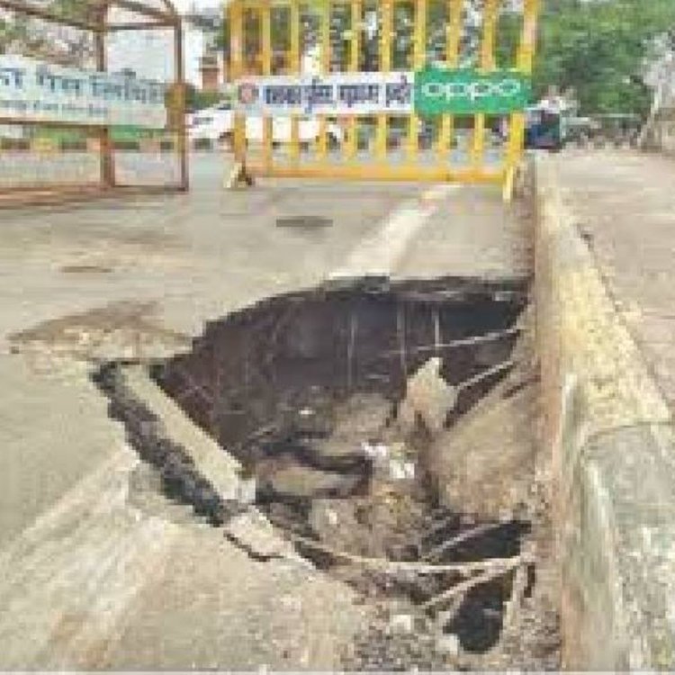 जनकार्य प्रभारी बोले- यहां तो आधा-एक फीट के चूहे:शास्त्री ब्रिज का किया निरीक्षण; कहा- भिक्षुक, दुकानदार खाद्य सामग्री पटक देते हैं