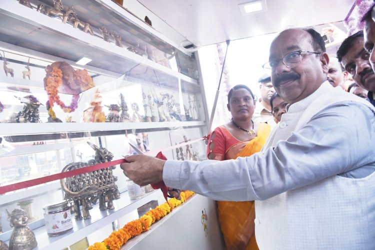 बस्तर के उत्पादों को ‘आमचो बस्तर हॉट कियोस्क’ से मिली नई उड़ान