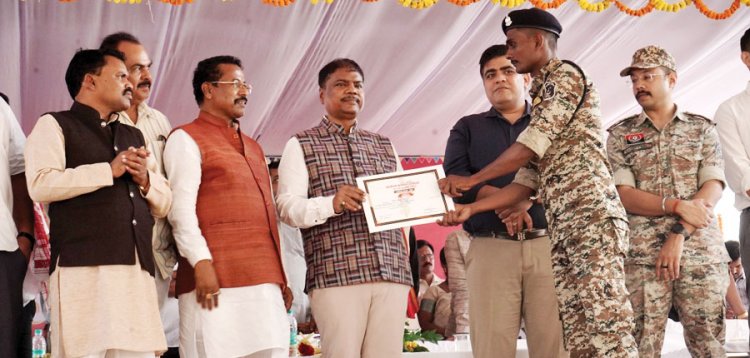 अफसरों और कर्मियों का सम्मान