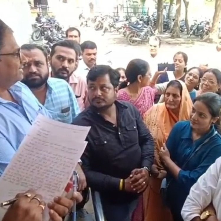 देवास में स्कूलों के ऊपर से गुजर रही 33केवी लाइन:हटाने की मांग पर प्रदर्शन, रहवासी बोले- बार-बार फाल्ट से खतरा