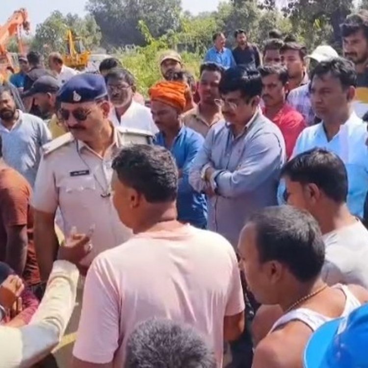 अदानी पावर प्लांट के खिलाफ ग्रामीणों का प्रदर्शन:मजदूरी और रोजगार न मिलने पर उमर्दा में नारेबाजी