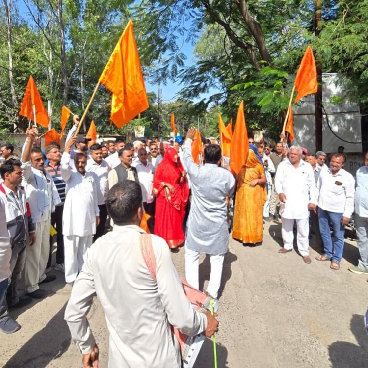 उज्जैन में किसान सांसद-विधायक के घर ढोल लेकर पहुंचे:लैंड पुलिंग के विरोध में प्रदर्शन, चेतावनी दी- हजारों किसान उज्जैन में डेरा डालेंगे