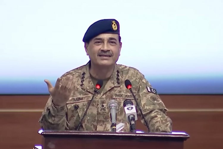 पाकिस्तान का विवादित संशोधन: आसिम मुनीर को मिलेगा ‘बादशाह’ का दर्जा, शहबाज और जरदारी की कोई चुनौती नहीं