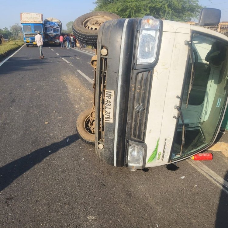 इंदौर-अहमदाबाद हाईवे पर तीन वाहन टकराए:झाबुआ के पास आगे चल रहे ट्रक की टक्कर से बेकाबू होकर भीड़े; बाधित हुआ ट्रैफिक