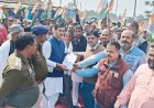 कांग्रेस ने किया नेशनल हाईवे जाम, सांकेतिक धरना देकर किया प्रदर्शन