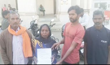 बुजुर्ग महिला ने कहा  मैं जिंदा हूं..., मृत दर्शाकर लाखों की जमीन हड़पने का आरोप