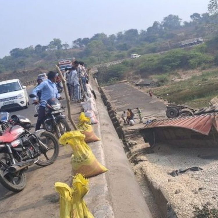 आलीराजपुर में ट्राला 30 फीट नीचे गिरा:हथनी नदी पुल की रेलिंग तोड़कर हुआ हादसा, नेटवर्क प्रभावित